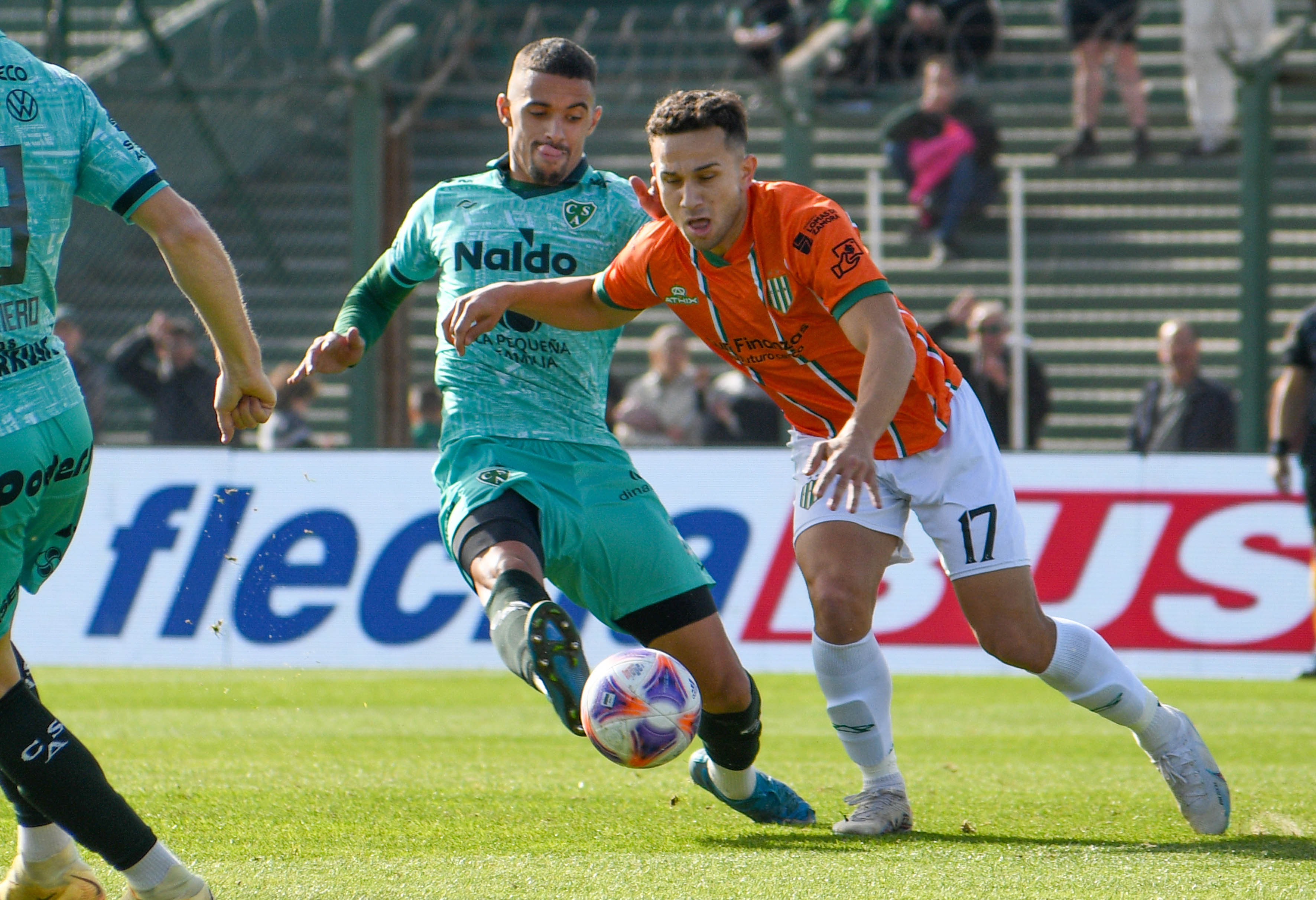 NOTICIAS ARGENTINAS BAIRES  JULIO 29: Escena del partido  que están jugando Sarmiento y  Banfield por la última fecha de  la Liga Profesional de Fútbol.  Foto NA