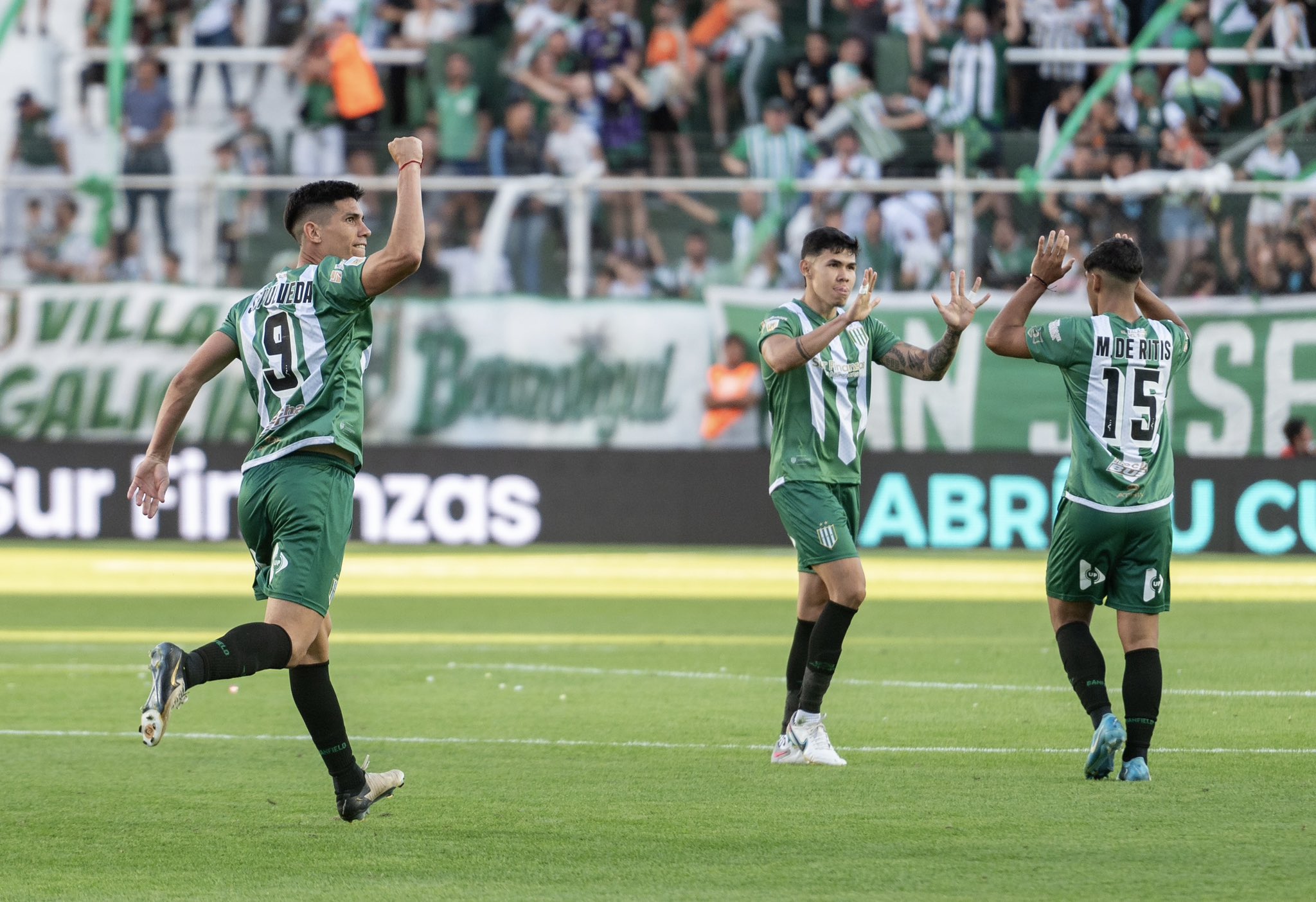 Banfield volvió a festejar en casa: 2 a 1 ante Racing